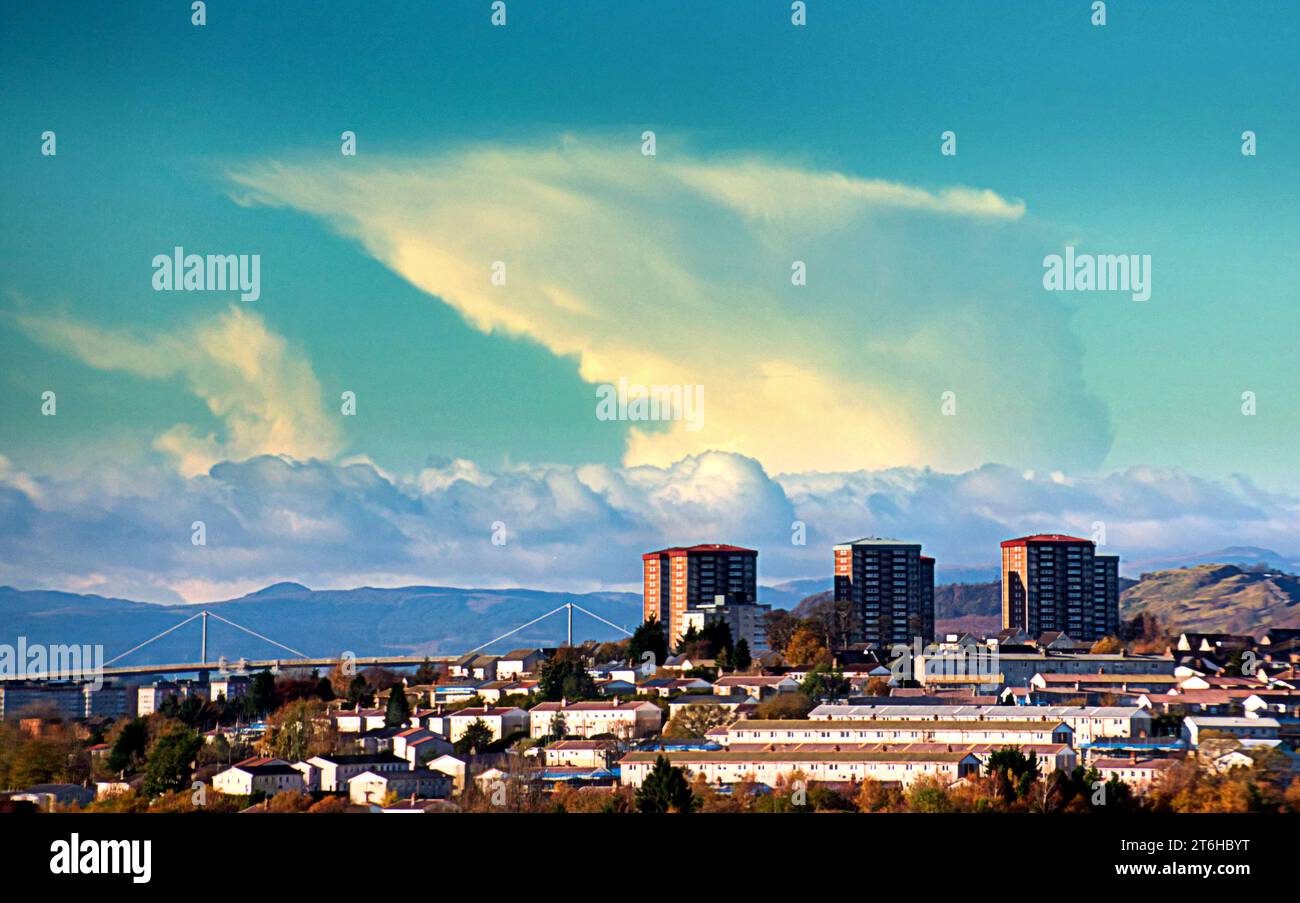 Glasgow, Écosse, Royaume-Uni. 10 novembre 2023. UK Météo : basses températures pendant la nuit vu une journée brumeuse n la ville nuages étranges sur Clydebank et le pont Erskine au nord de la ville avec la péninsule Cowell des hauts plateaux de l'ouest en arrière-plan . Crédit Gerard Ferry/Alamy Live News Banque D'Images