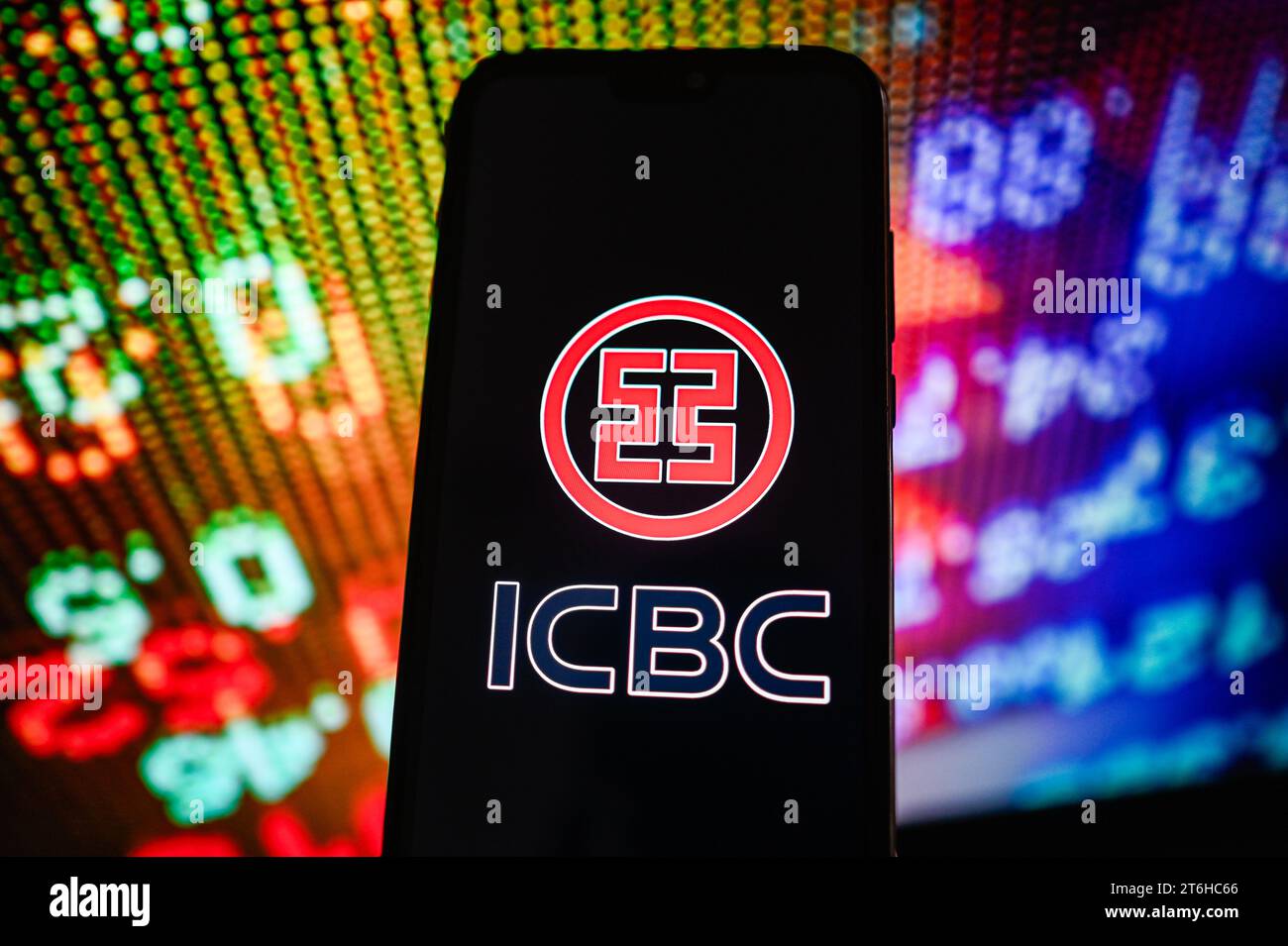 Pologne. 10 novembre 2023. Dans cette illustration photo, un logo ICBC est affiché sur un smartphone avec des pourcentages boursiers en arrière-plan. (Photo de Omar marques/SOPA Images/Sipa USA) *** strictement à des fins éditoriales *** crédit : SIPA USA/Alamy Live News Banque D'Images