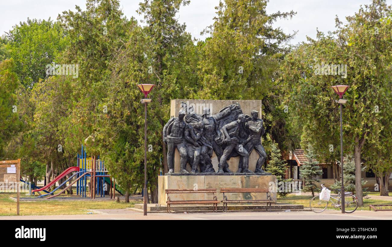 Zrenjanin, Serbie - 30 juillet 2022 : Monument aux combattants tombés au combat pendant la Seconde Guerre mondiale sur la rue principale dans le village Melenci par l'auteur Miodrag Popovic. Banque D'Images