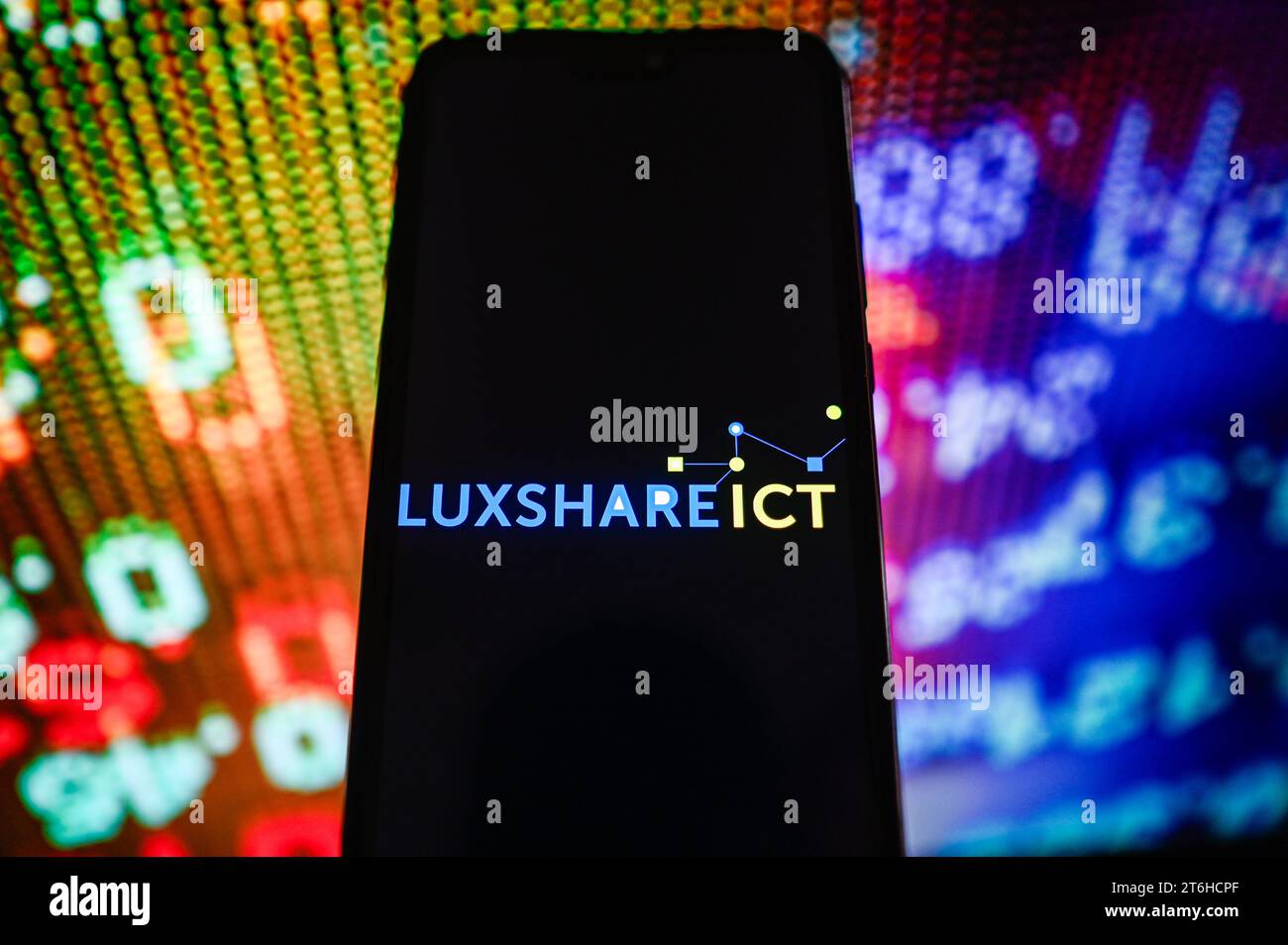 Pologne. 10 novembre 2023. Sur cette photo, un logo Luxshareict est affiché sur un smartphone avec des pourcentages boursiers en arrière-plan. (Image de crédit : © Omar marques/SOPA Images via ZUMA Press Wire) USAGE ÉDITORIAL SEULEMENT! Non destiné à UN USAGE commercial ! Banque D'Images
