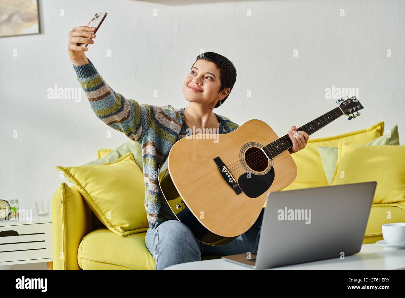 jeune femme joyeuse prenant selfie avec la guitare pendant la leçon de musique en ligne, l'éducation à la maison Banque D'Images