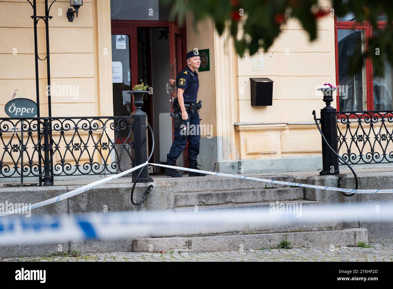 Sept personnes ont été arrêtées, dont cinq sont soupçonnées de crimes graves liés à la drogue, après une opération policière à Skänninge Stadshotell, Skänninge, Suède, dans la nuit de samedi. Lundi après-midi, l'hôtel est encore bouclé et la police travaille et surveille les cordons. Banque D'Images