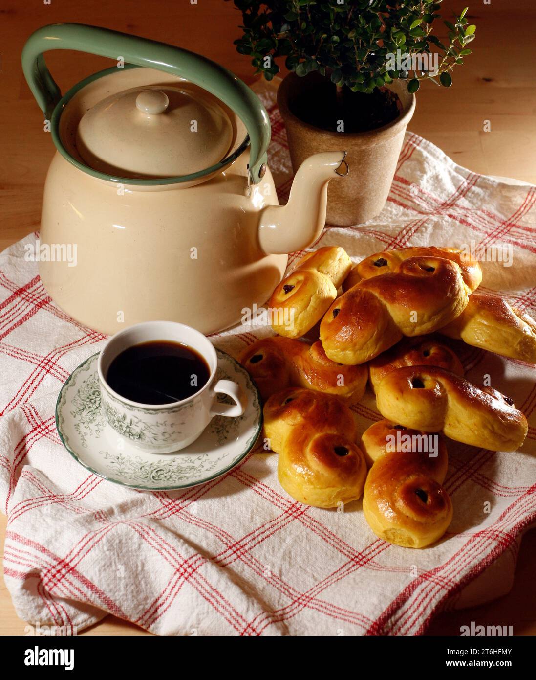Petits pains au safran fraîchement cuits avant Lucia Day. Banque D'Images