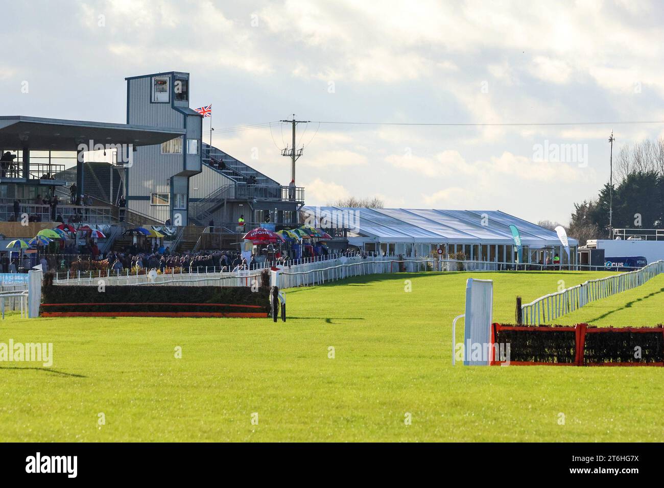 Down Royal Racecourse, Lisburn, Irlande du Nord. 10 novembre 2023. Le Ladbrokes Festival of Racing (jour 1) a débuté aujourd'hui après le report de la semaine dernière lié à la météo. La course caractéristique du jour était la HAIE BOTTLEGREEN (GRADE 3) (4ans+) avec 29 500 € pour le vainqueur. La course a été remportée par Irish point (1) (tunique mi-blanche mi-rose) monté par Jack Kennedy et entraîné par Gordon Elliott. Crédit : CAZIMB/Alamy Live News. Banque D'Images