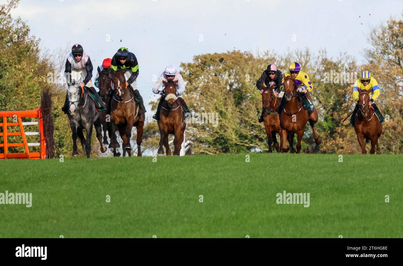 Down Royal Racecourse, Lisburn, Irlande du Nord. 10 novembre 2023. Le Ladbrokes Festival of Racing (jour 1) a débuté aujourd'hui après le report de la semaine dernière lié à la météo. La course caractéristique du jour était la HAIE BOTTLEGREEN (GRADE 3) (4ans+) avec 29 500 € pour le vainqueur. La course a été remportée par Irish point (1) (tunique mi-blanche mi-rose) monté par Jack Kennedy et entraîné par Gordon Elliott. Crédit : CAZIMB/Alamy Live News. Banque D'Images