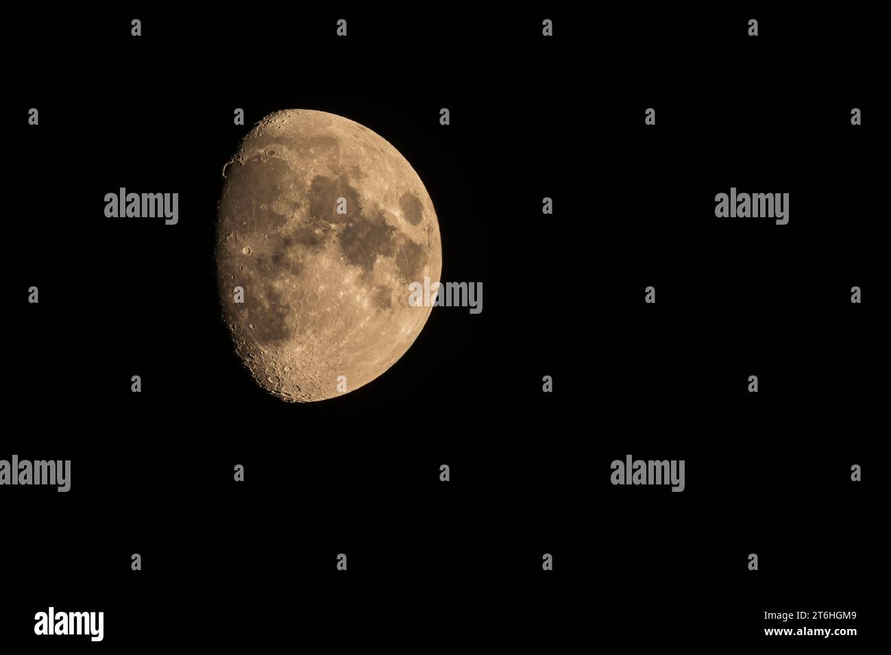 Hémisphère de la lune avec une surface visible et de beaux cratères dans le ciel nocturne. Banque D'Images