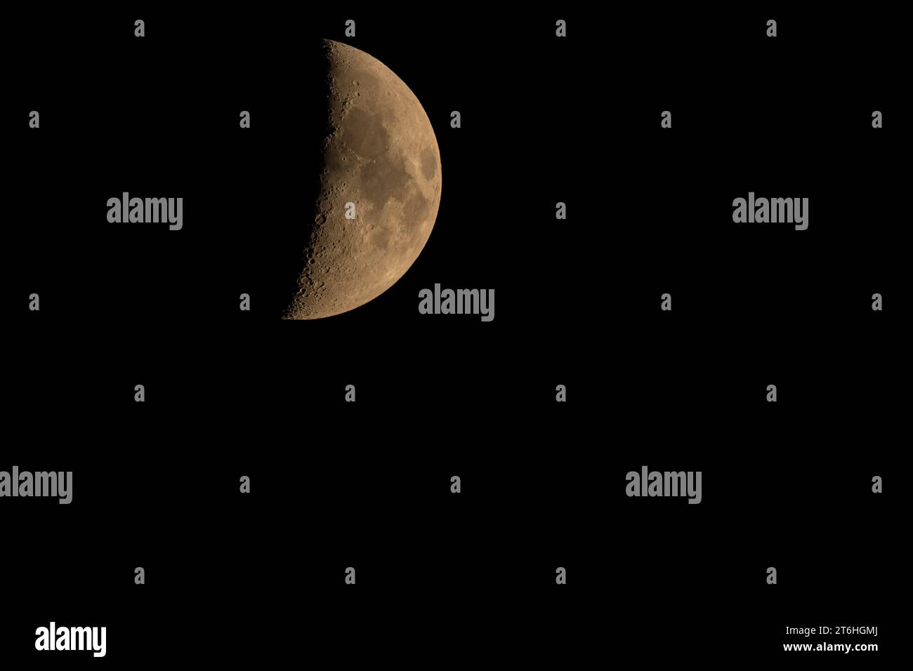 Hémisphère de la lune avec une surface visible et de beaux cratères dans le ciel nocturne. Banque D'Images