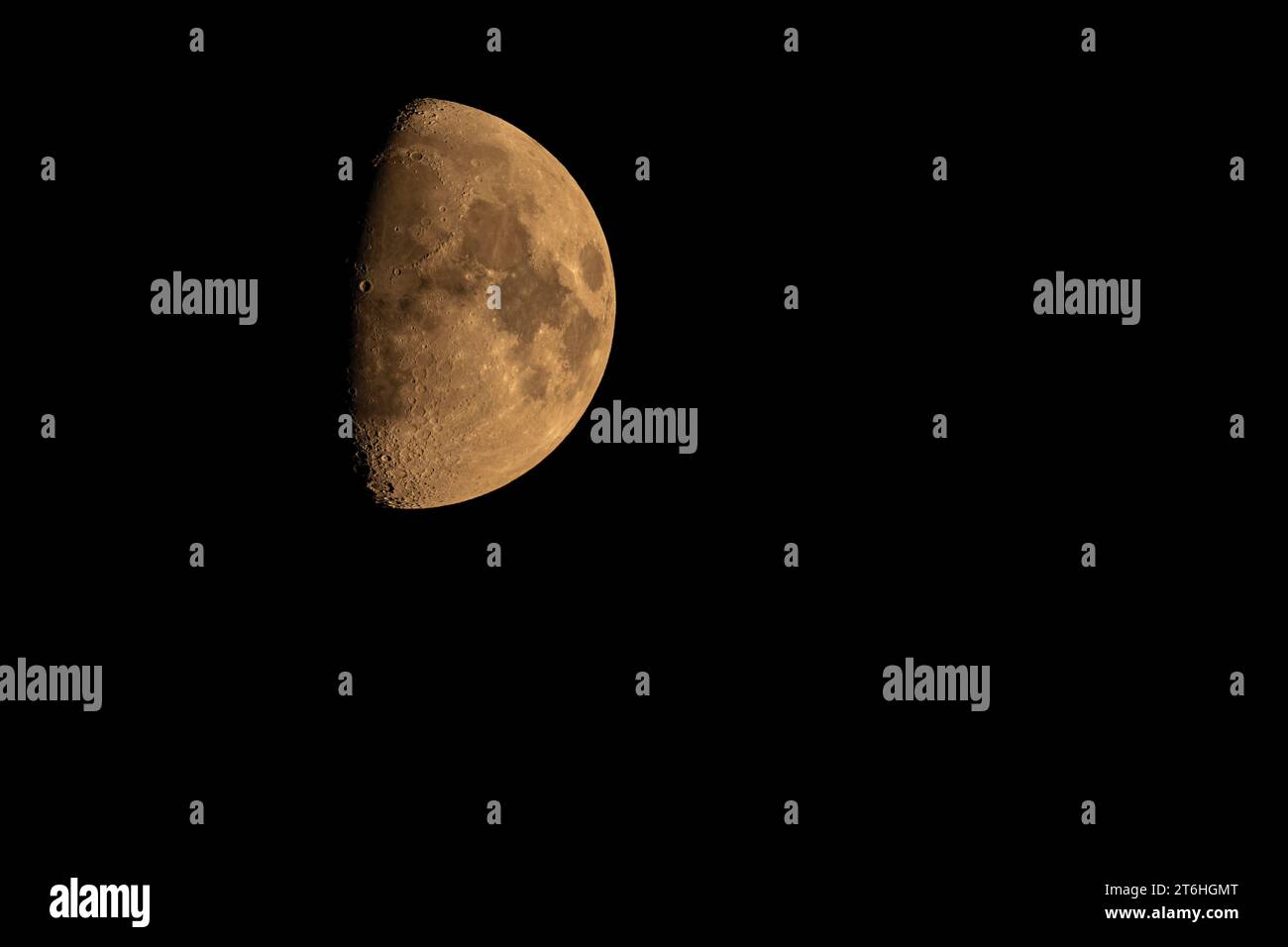 Hémisphère de la lune avec une surface visible et de beaux cratères dans le ciel nocturne. Banque D'Images