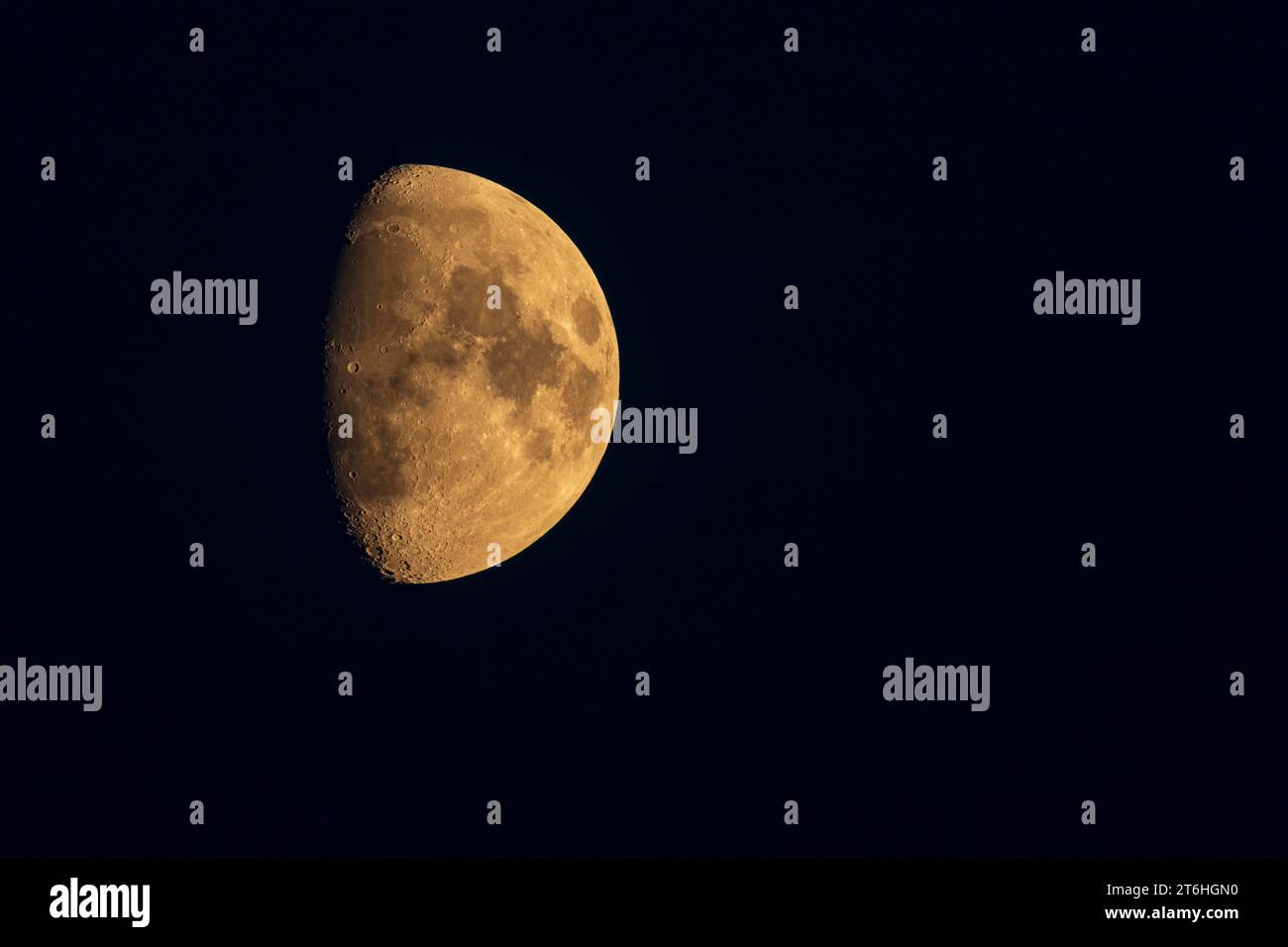 Hémisphère de la lune avec une surface visible et de beaux cratères dans le ciel nocturne. Banque D'Images