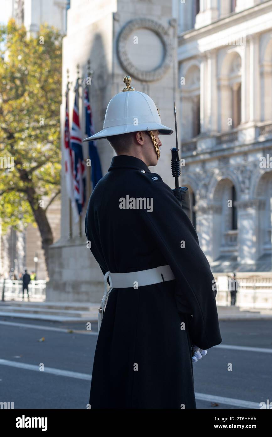 Royal Marine debout devant le cénotaphe à Londres. Novembre 2023 Banque D'Images