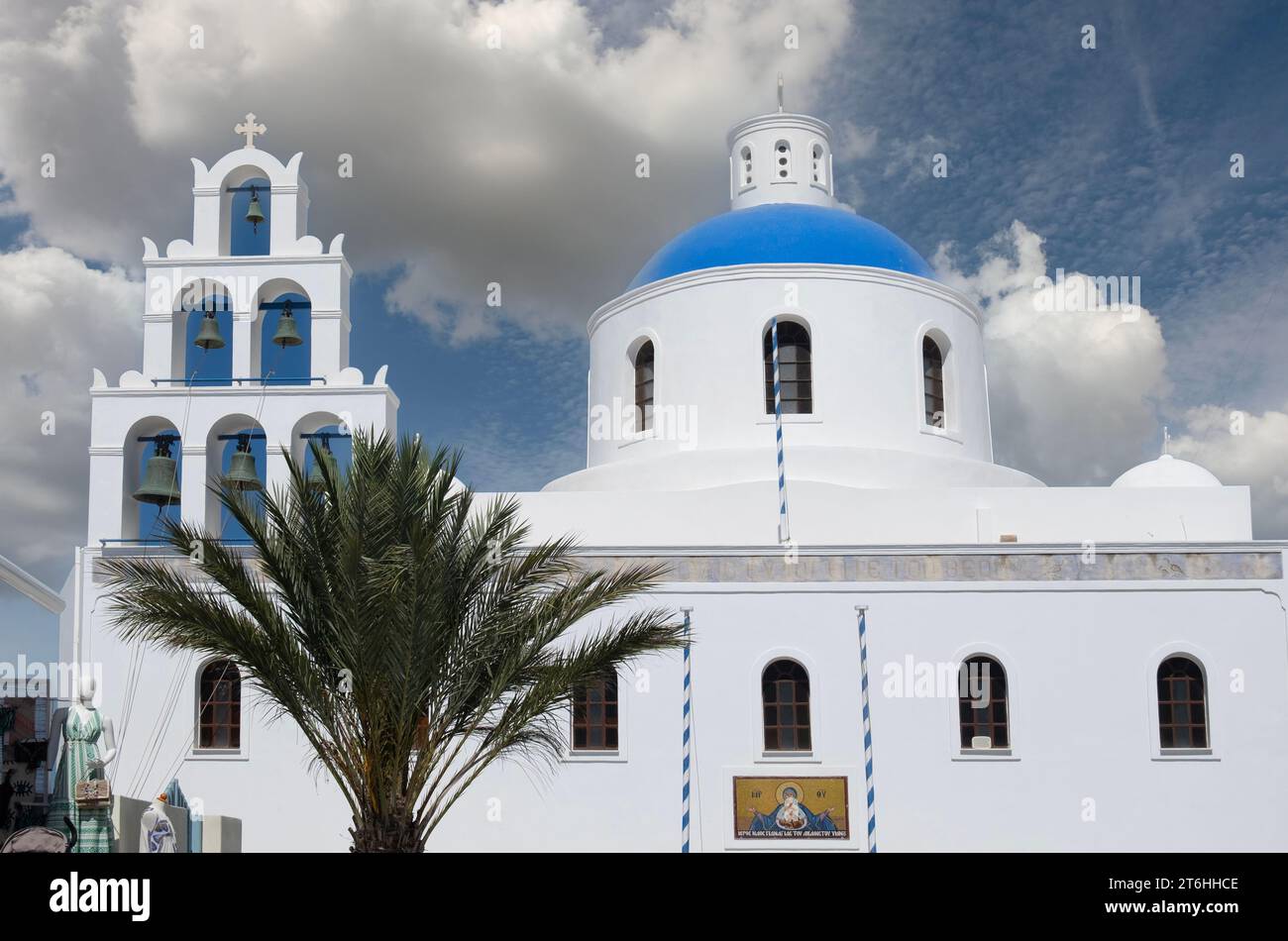 Façade de l'église Panagia Platsani à ia à Santorin, Grèce Banque D'Images