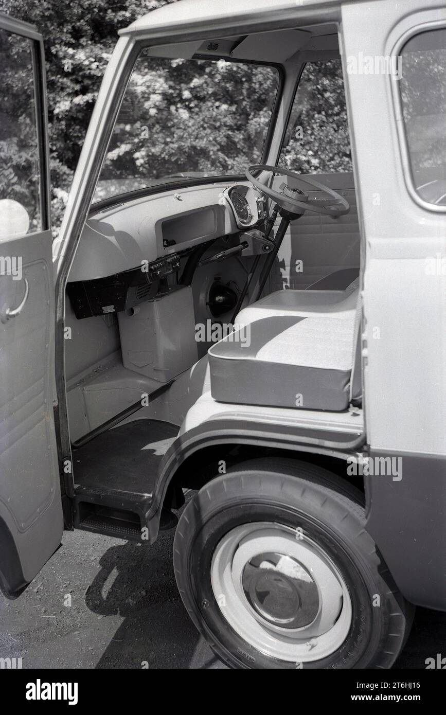 Années 1960, historique, une vue à l'intérieur de la cabine d'un van Thames 400E de l'époque, Angleterre, Royaume-Uni, montrant l'intérieur, sièges en plastique, volant et tableau de bord de base. La Thames 400E était une fourgonnette commerciale produite par Ford. Introduit pour la première fois en 1957, la production du véhicule s'est poursuivie jusqu'en 1965. Banque D'Images