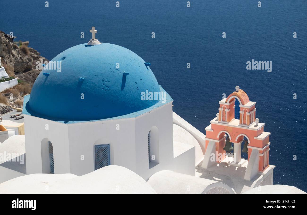 Vue de dessus du dôme et des cloches de l'église de Fira, Santorin, Grèce Banque D'Images