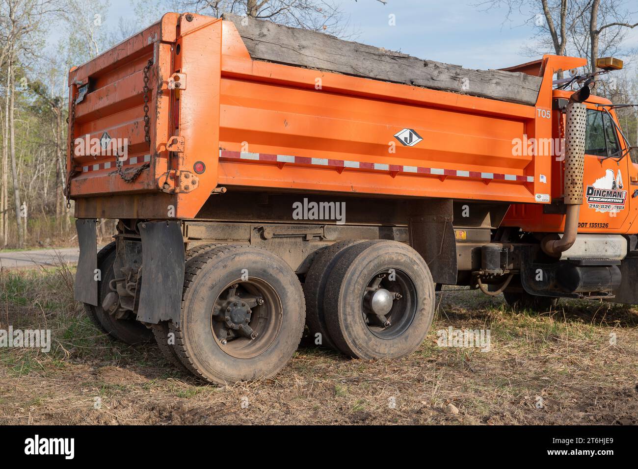 NISSWA, MN – 10 MAI 2023 : camion de gravier ou à benne basculante de marque orange International depuis le coin arrière. Banque D'Images