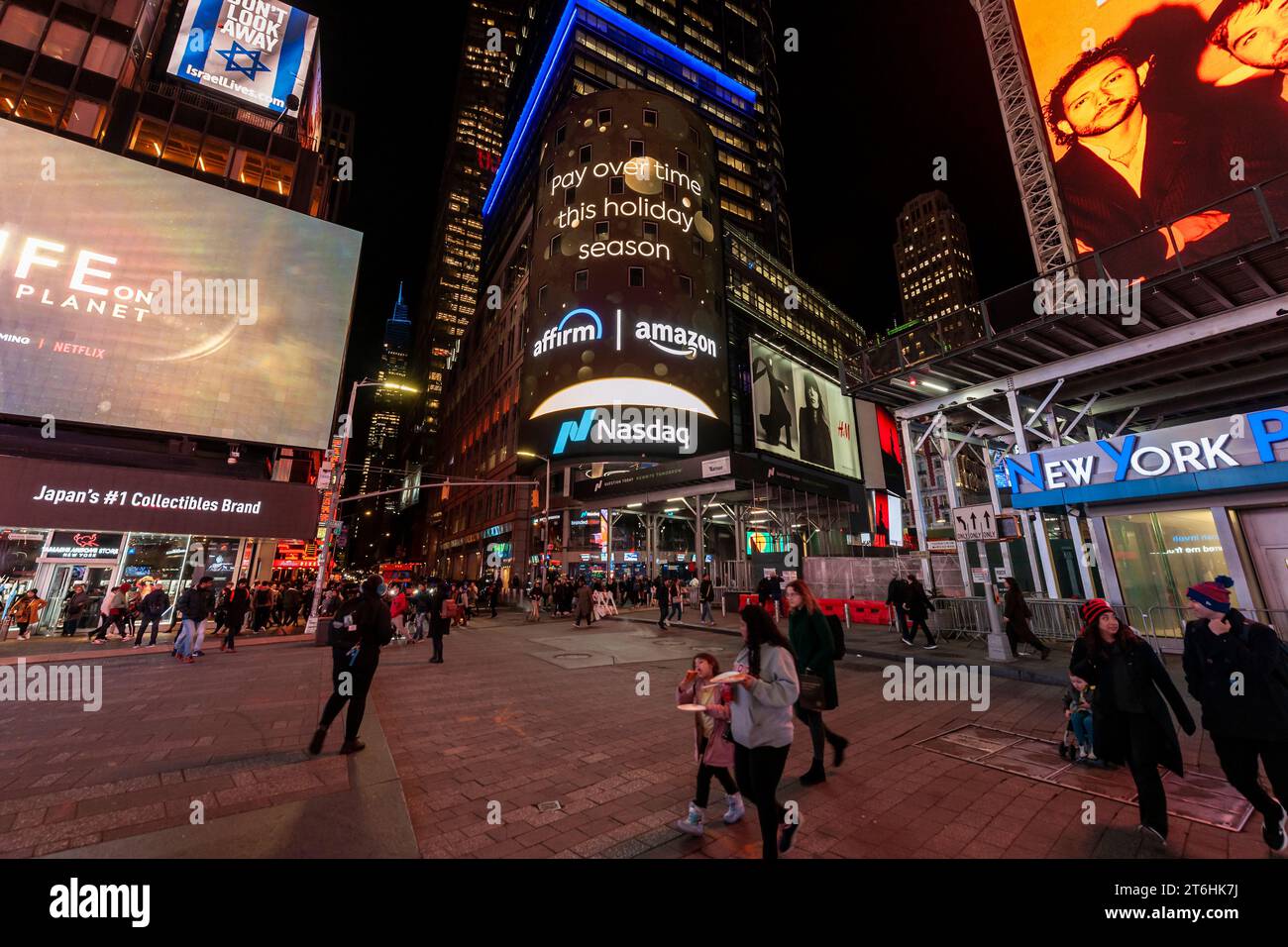 L’écran numérique géant du siège social du Nasdaq à Times Square à New York fait la promotion du système de paiement « acheter maintenant payer plus tard » d’Amazon le mercredi 8 novembre 2023.(© Richard B. Levine) Banque D'Images