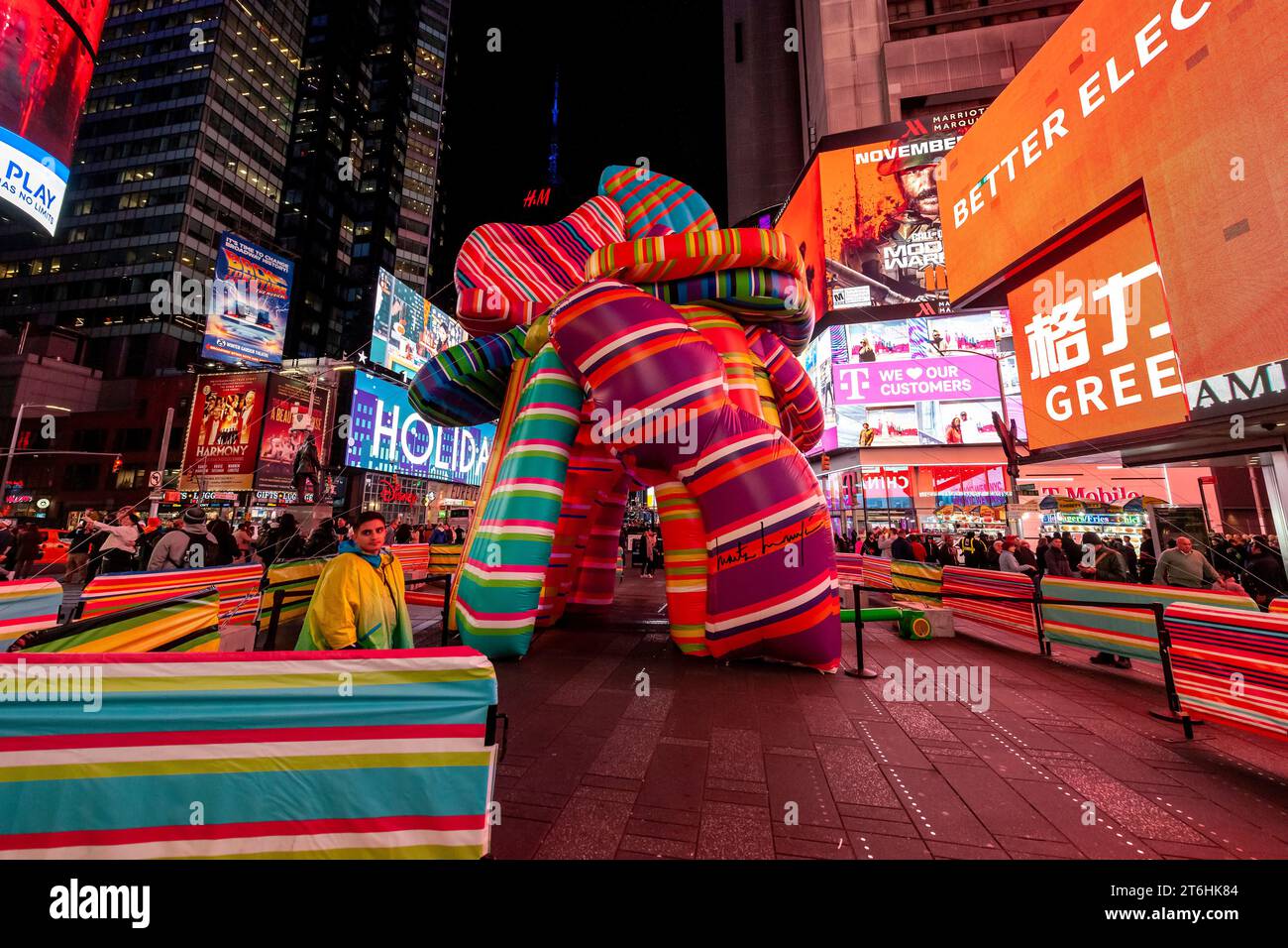 Les touristes affluent « Sculpture of Dreams », de l’artiste conceptuelle Marta Minujin à Times Square à New York le mercredi 8 novembre 2023. Présentée par Times Square Arts avec le Musée juif, la pièce gonflable de 16 est, selon les mots de Minujin, une « anti-sculpture » et est en conjonction avec une exposition de son travail au Musée juif. La maquette de la bulle sera exposée jusqu'au 21 novembre. (© Richard B. Levine) Banque D'Images