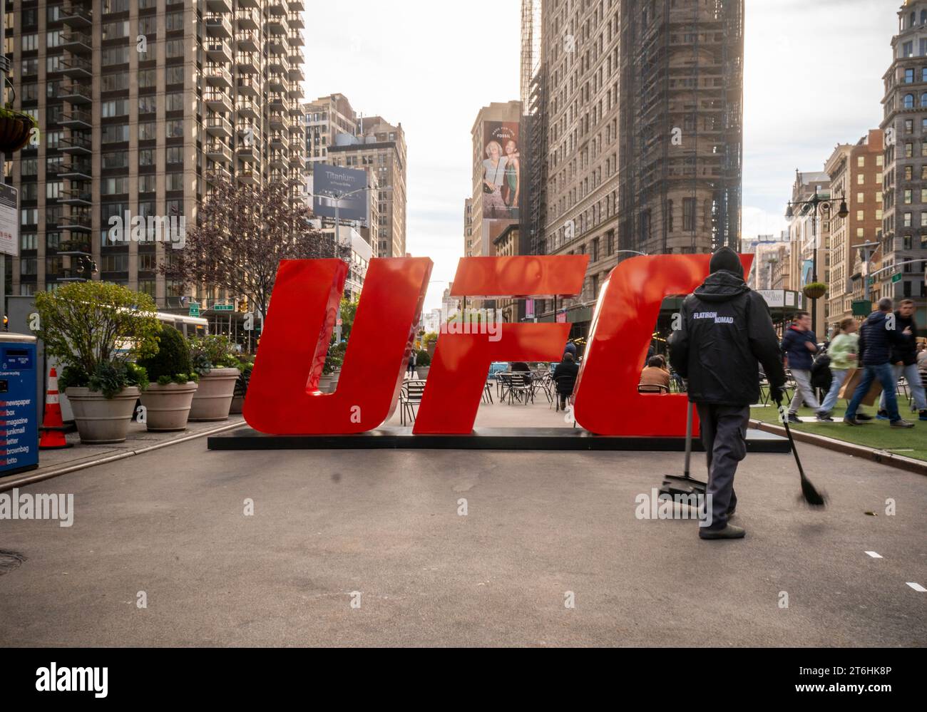 Activation de la marque pour l'UFC, Ultimate Fighting Championship, au Flatiron Plaza à New York le mercredi 8 novembre 2023 2023. (© Richard B. Levine) Banque D'Images