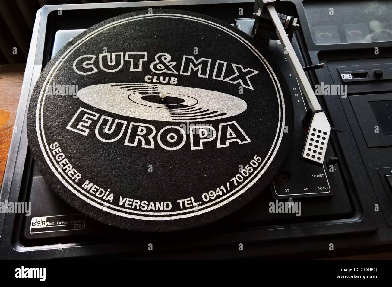 Cut and Mix Club Europa - Dee Jay Pool, Slipmate bzw Filzmatte für Plattenspieler *** Cut and Mix Club Europe Dee Jay Pool, slipmate ou feutre tapis pour platines crédit : Imago/Alamy Live News Banque D'Images