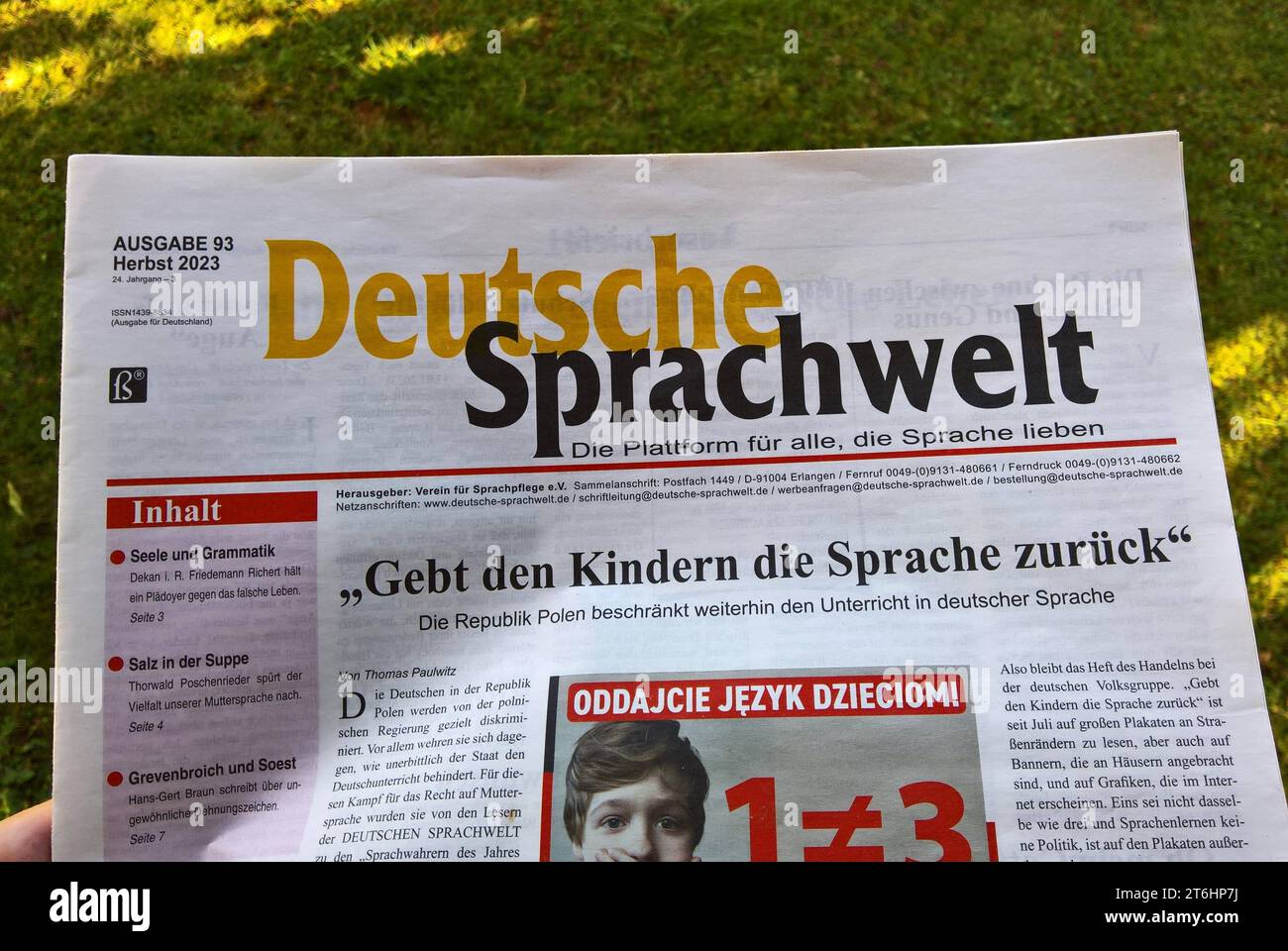 Deutsche Sprachwelt, Zeitung vom Verein für Deutsche Sprachpflege eV. Die DSW tritt für die Erhaltung einer lebendigen deutschen Sprache ein ein und fordert allgemein bissere Verständlichkeit in der Sprache. Besonders wendet sie sich gegen den übertriebenen Gebrauch von Anglizismen, gegen das Gendern, sowie für die Erhaltung der Schreibschrift und gegen die Rechtschreibreform *** Deutsche Sprachwelt, journal du Verein für Deutsche Sprachpflege eV le DSW préconise la préservation d'une langue allemande vivante et appelle à une meilleure compréhension générale dans la langue en particulier, il o Banque D'Images