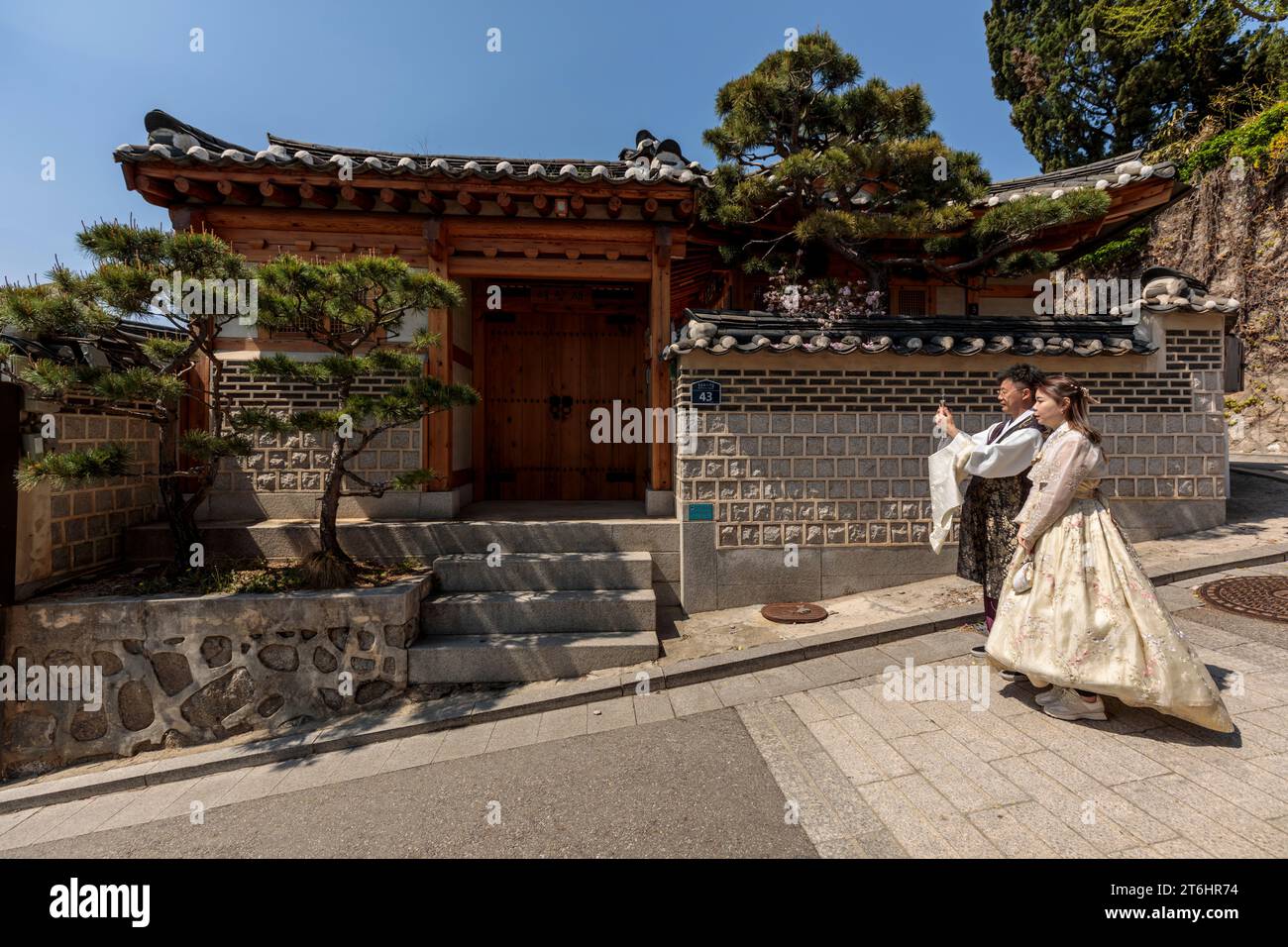 Couple en robe traditionnelle, selfie dans le village Hanok, Corée du Sud Banque D'Images