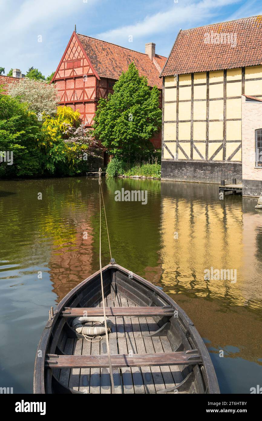 Danemark, Jutland, Aarhus, musée en plein air, 'Den Gamle By', bâtiment des années 1864, étang, bateau-remorqueur, barge Banque D'Images