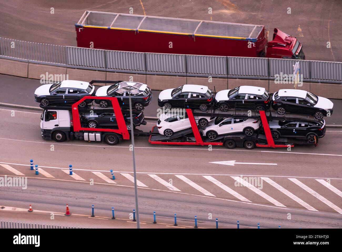 Transport de voiture sur semi-remorque sur route de campagne. Barcelone, Espagne, 09 novembre 2023 Banque D'Images