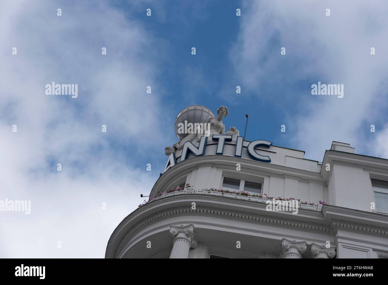 Globe sur le toit de l'Atlantic Hotel, Hambourg, Allemagne Banque D'Images