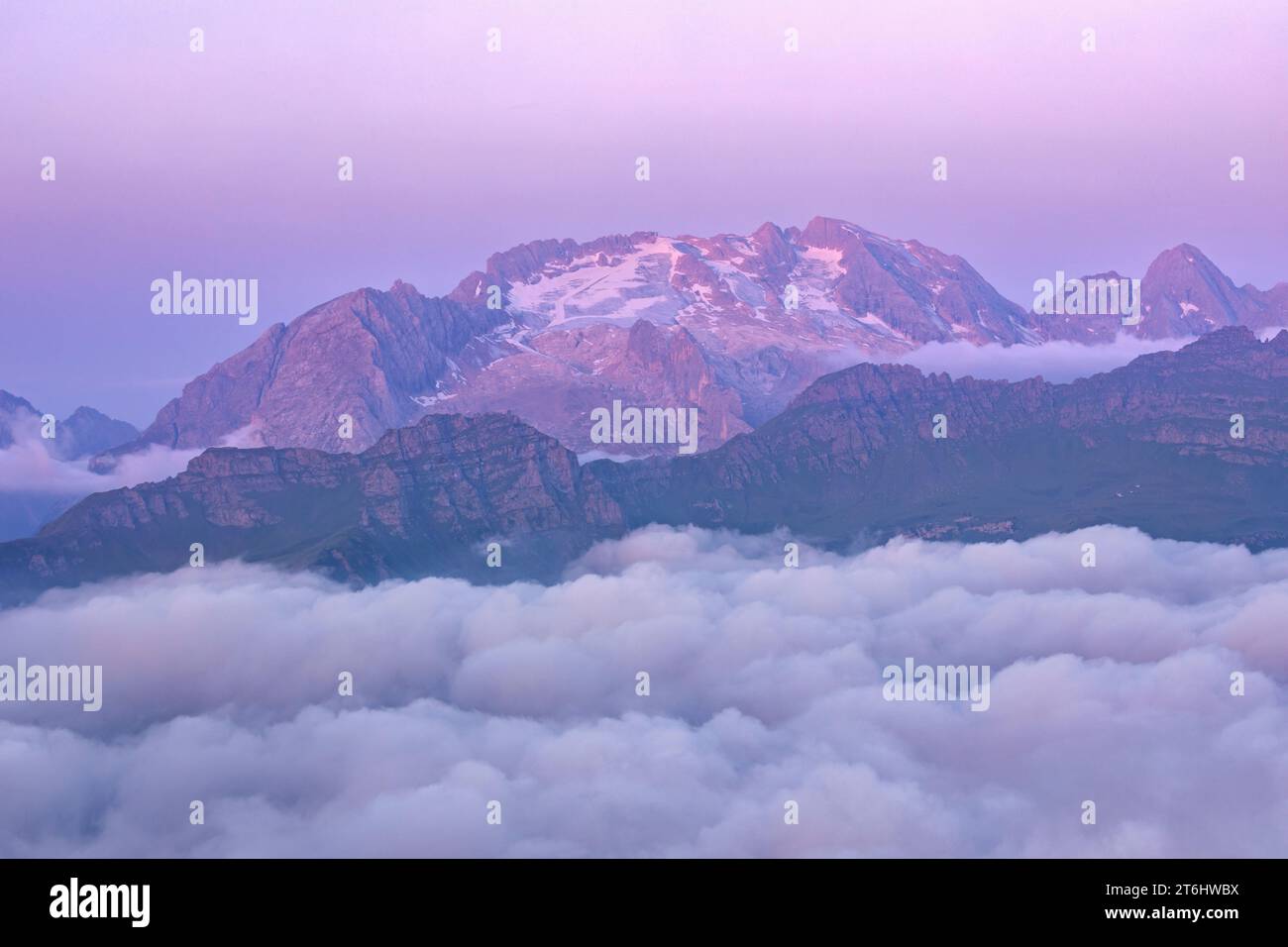 Italie, Vénétie, province de Belluno, Marmolada (côté entre les provinces de Belluno et trente) émergeant d'un tapis de nuages à l'aube, Dolomites Banque D'Images