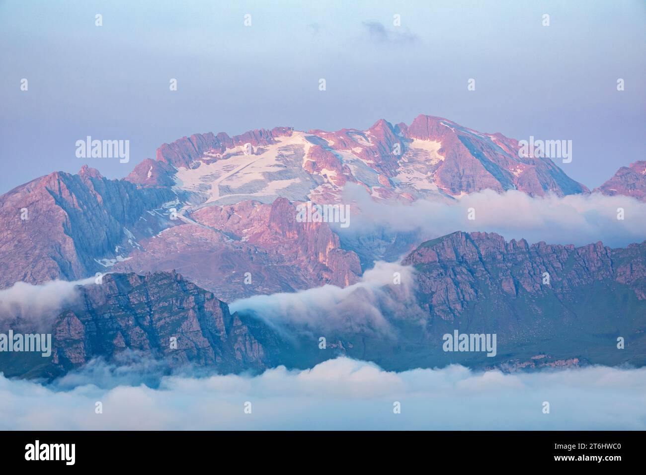 Italie, Vénétie, province de Belluno, Marmolada (côté entre les provinces de Belluno et trente) émergeant d'un tapis de nuages à l'aube, Dolomites Banque D'Images