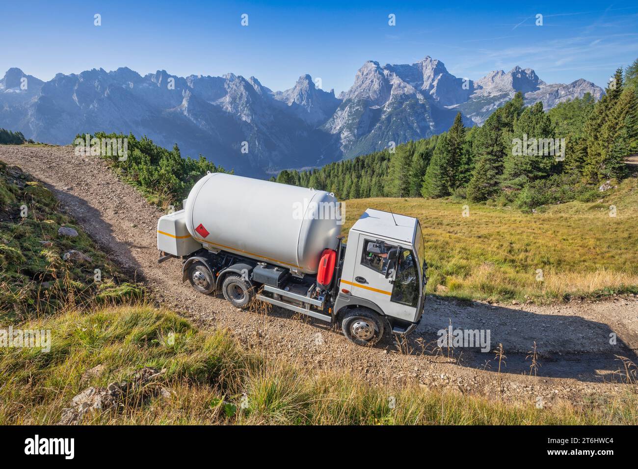 Italie, Vénétie, province de Belluno, Dolomites, véhicule spécial 6x4 pour fournir du gaz GPL aux refuges alpins desservis par des chemins de terre Banque D'Images