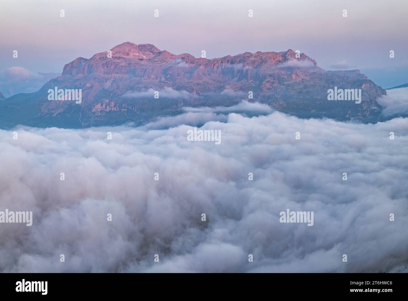 Italie, Vénétie, province de Belluno, le groupe de montagne Sella (côté entre les provinces de Belluno et Bolzano) émergeant d'un tapis de nuages à l'aube, Dolomites Banque D'Images