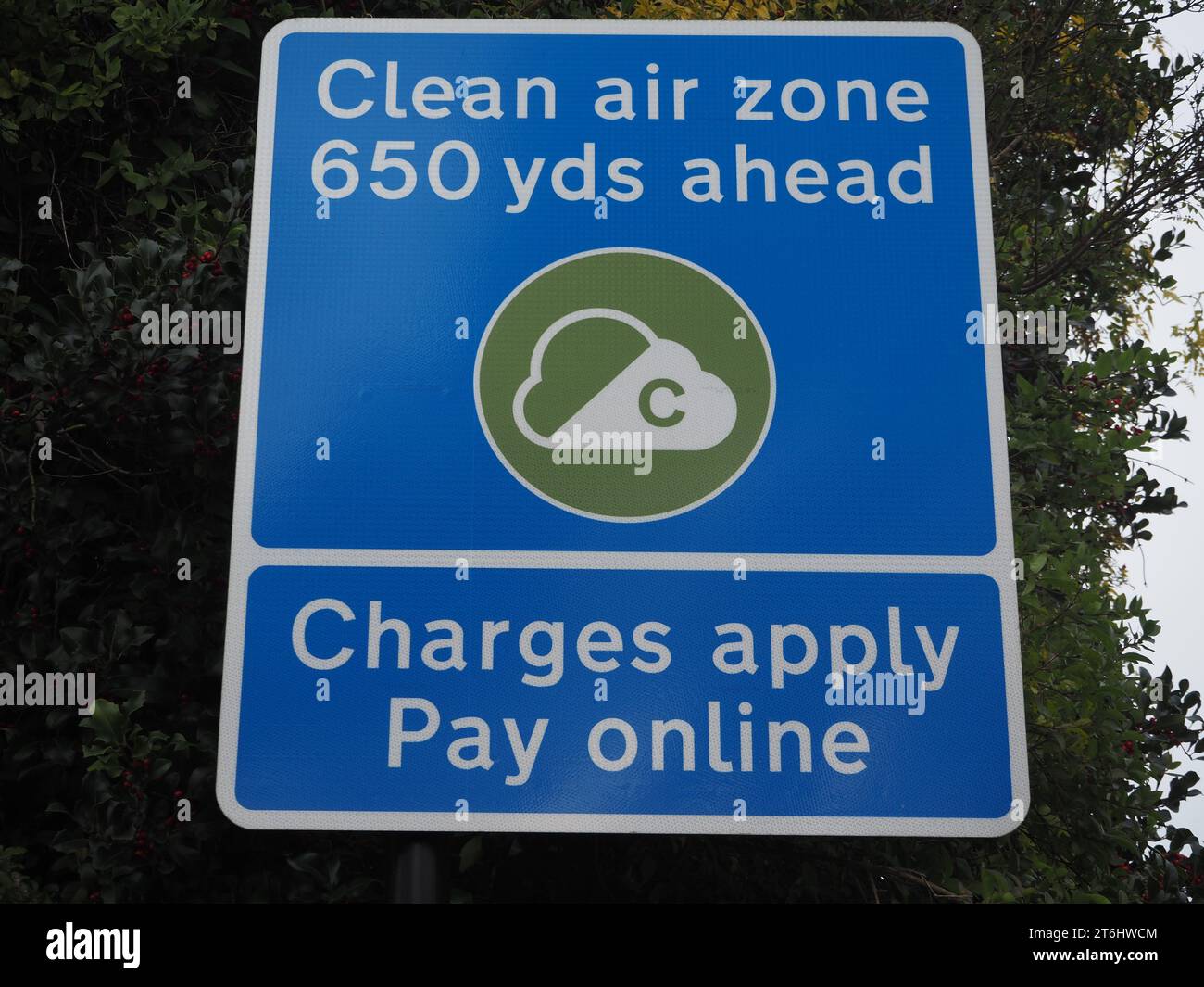 Panneau d'avertissement préalable pour la zone d'air pur du bain représentant un masque facial. Lower Bristol Road, Bath, Somerset. Novembre 2023. Banque D'Images