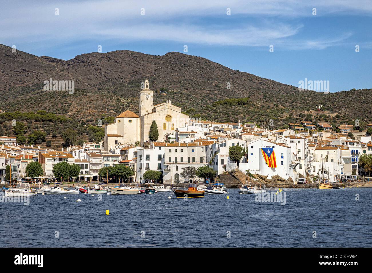 Vue sur la ville, depuis la mer, Cadaques, Catalogne, Espagne Banque D'Images