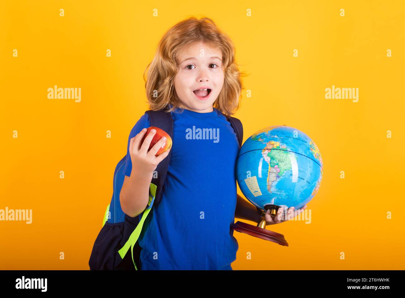 Globe et pomme du monde pour écolier. Écolier 7-8 ans avec livre retourner à l'école. Petit étudiant. Concept d'éducation. Banque D'Images