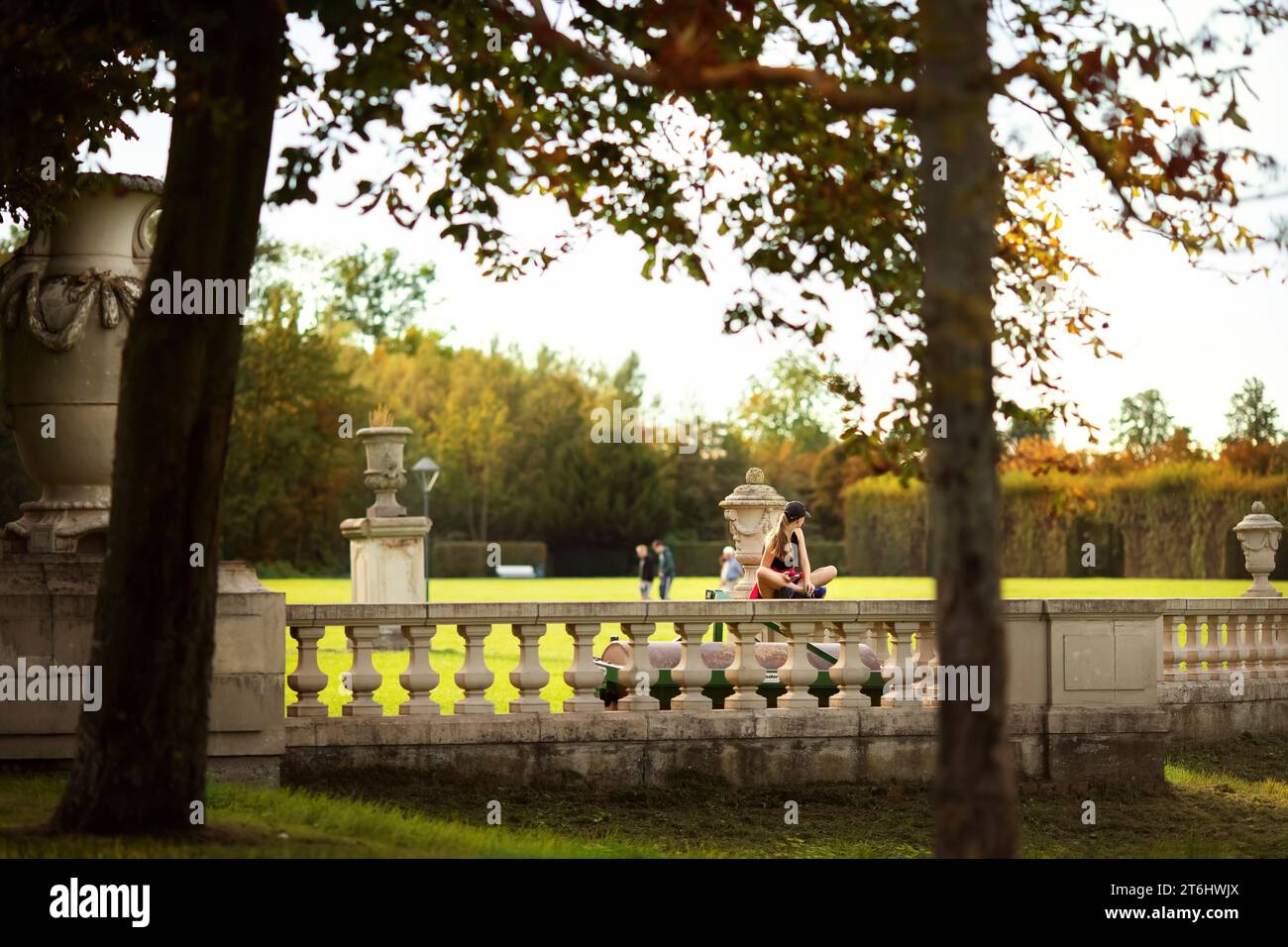 Le parc du château de Nordkirchen est un lieu idéal pour se reposer et se détendre. Vases devant l'orangerie. Banque D'Images