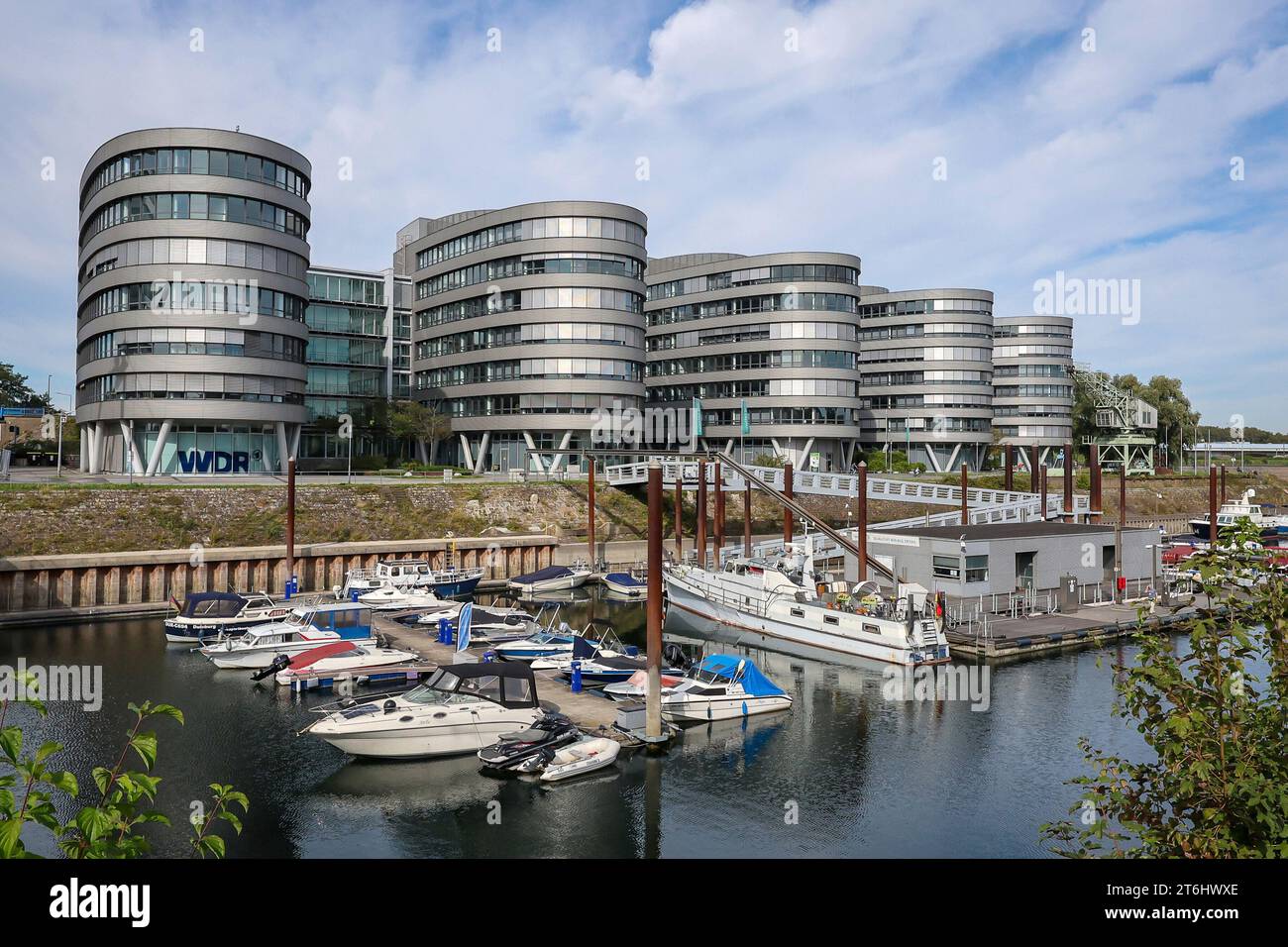 Duisbourg, région de la Ruhr, Rhénanie du Nord-Westphalie, Allemagne, port intérieur de Duisbourg, marina Duisburg, la marina dans le port intérieur en face de l'immeuble de bureaux Five Boats avec le studio régional WDR Duisburg Banque D'Images
