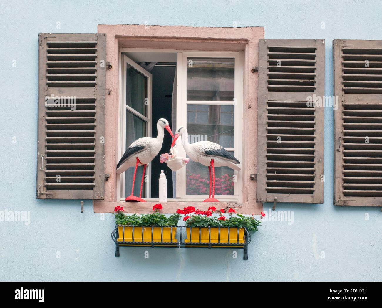 Fenêtres, figurines, descendance, la cigogne amène les enfants, symbole à Kaysersberg en Alsace Banque D'Images