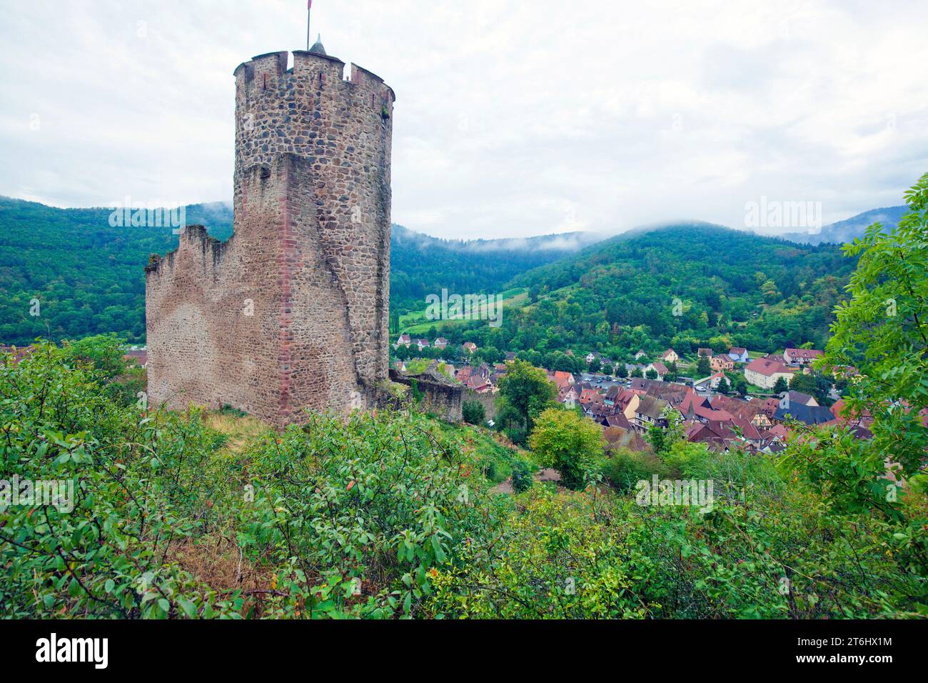 Le château de Kaysersberg, parfois appelé Schlossberg, est les ruines d'un château à flanc de colline dans le village alsacien de Kaysersberg Banque D'Images