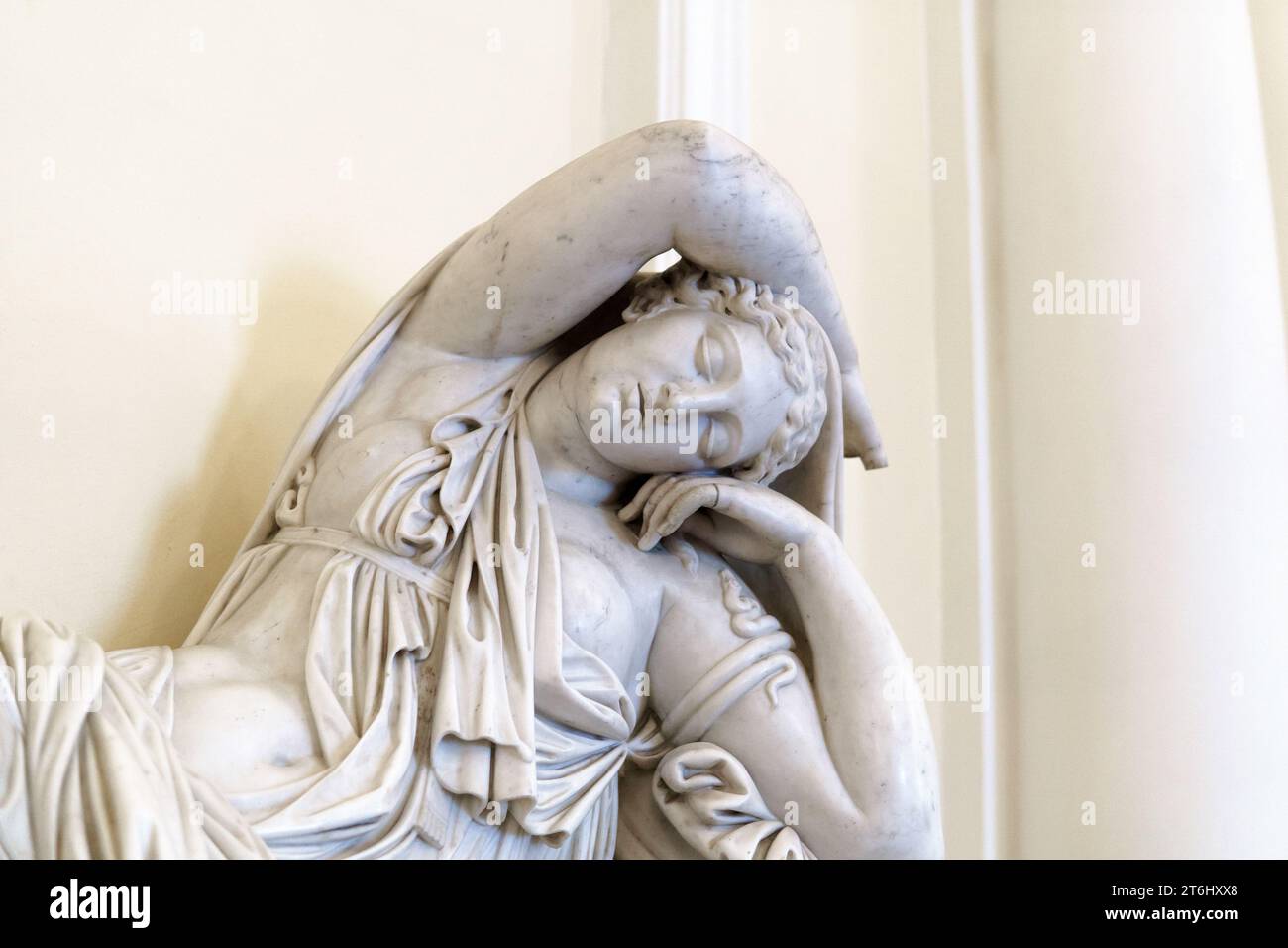 Saint-Pétersbourg, Russie - 03 août 2023 : sculpture antique d'Ariane endormie à l'intérieur du musée de l'Ermitage Banque D'Images
