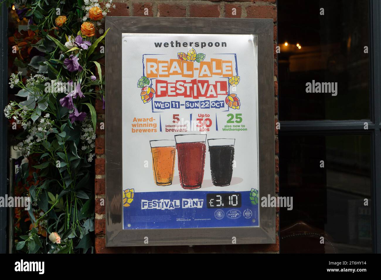 Windsor, Berkshire, Royaume-Uni. 2 octobre 2023. Le King et Castle Wetherspoon pub organisent ce mois-ci un vrai festival Ale qui vend de la bière à 3,10 £ la pinte. Crédit : Maureen McLean/Alamy Banque D'Images
