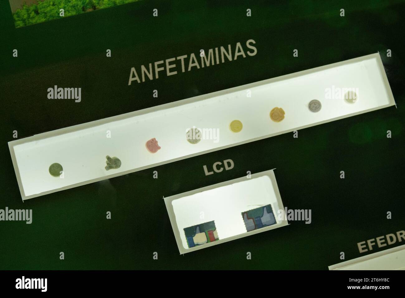 Amphétamines et LSD ont saisi des drogues dans une urne au musée de la police colombienne Banque D'Images