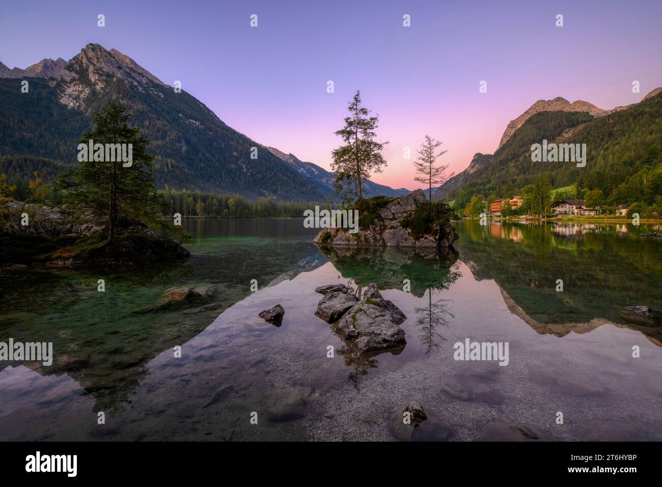 Hintersee au bord du parc national de Berchtesgaden à l'aube, Ramsau, Bavière, Allemagne Banque D'Images
