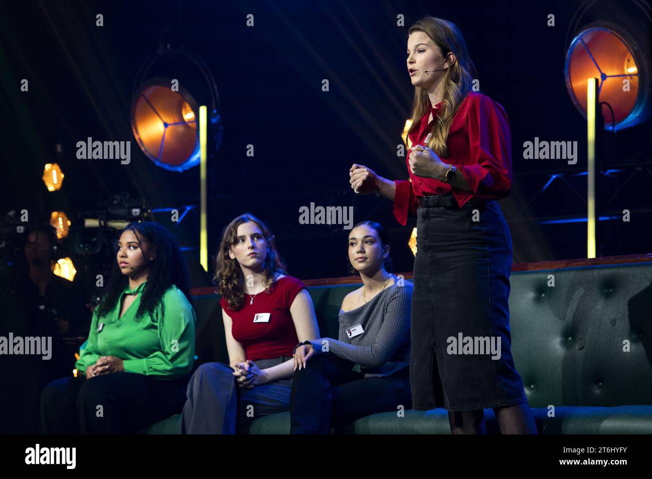 HILVERSUM - dix jeunes débatteurs ont discuté avec la chef du parti BBB Caroline van der Plas, Bente Becker du VVD et Habtamu de Hoop de GroenLinks-PvdA pendant le programme TV sur le chemin de la Chambre des communes de BNVARA. Les dix jeunes ont été sélectionnés sur la base d’un concours de débat. ANP RAMON VAN flymen netherlands Out - belgique Out Banque D'Images