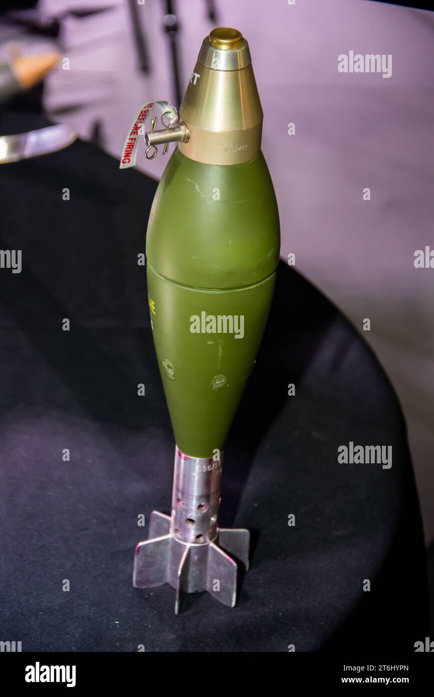 Obus de mortier antichar de missile guidé par satellite GPS, exposé à une foire militaire à Belgrade, Serbie Banque D'Images