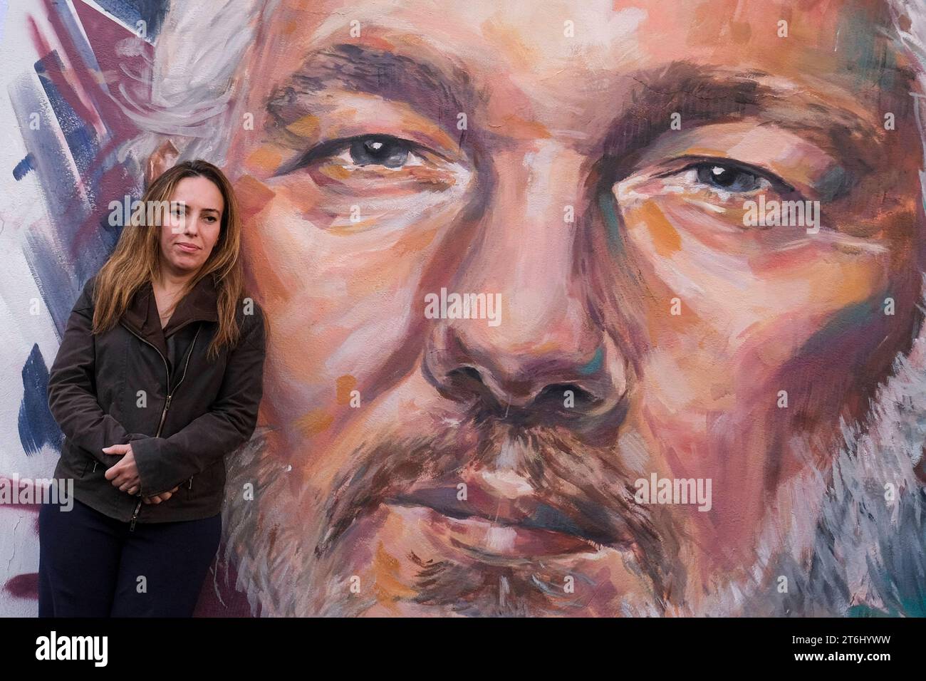 Julian Assange, murale dévoilée à Naples murale dédiée à Julian Assange. Il a été dévoilé aujourd’hui, 10 novembre 2023, dans le quartier Scampia de Naples, par Stella Morris, épouse et ancienne avocate du journaliste et activiste australien, fondateur du site Wikileaks, emprisonné au Royaume-Uni depuis 2019 pour espionnage pour avoir révélé des documents secrets américains. DSCF1773 Copyright : xAntonioxBalascox crédit : Imago/Alamy Live News Banque D'Images