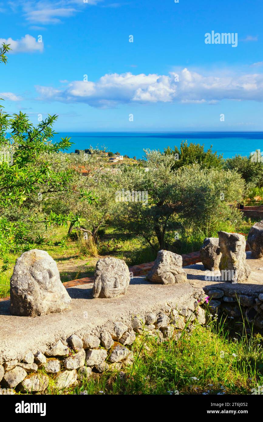 Têtes sculptées dans les rochers au château enchanté, Sciacca, district d'Agrigente, Sicile, Italie Banque D'Images