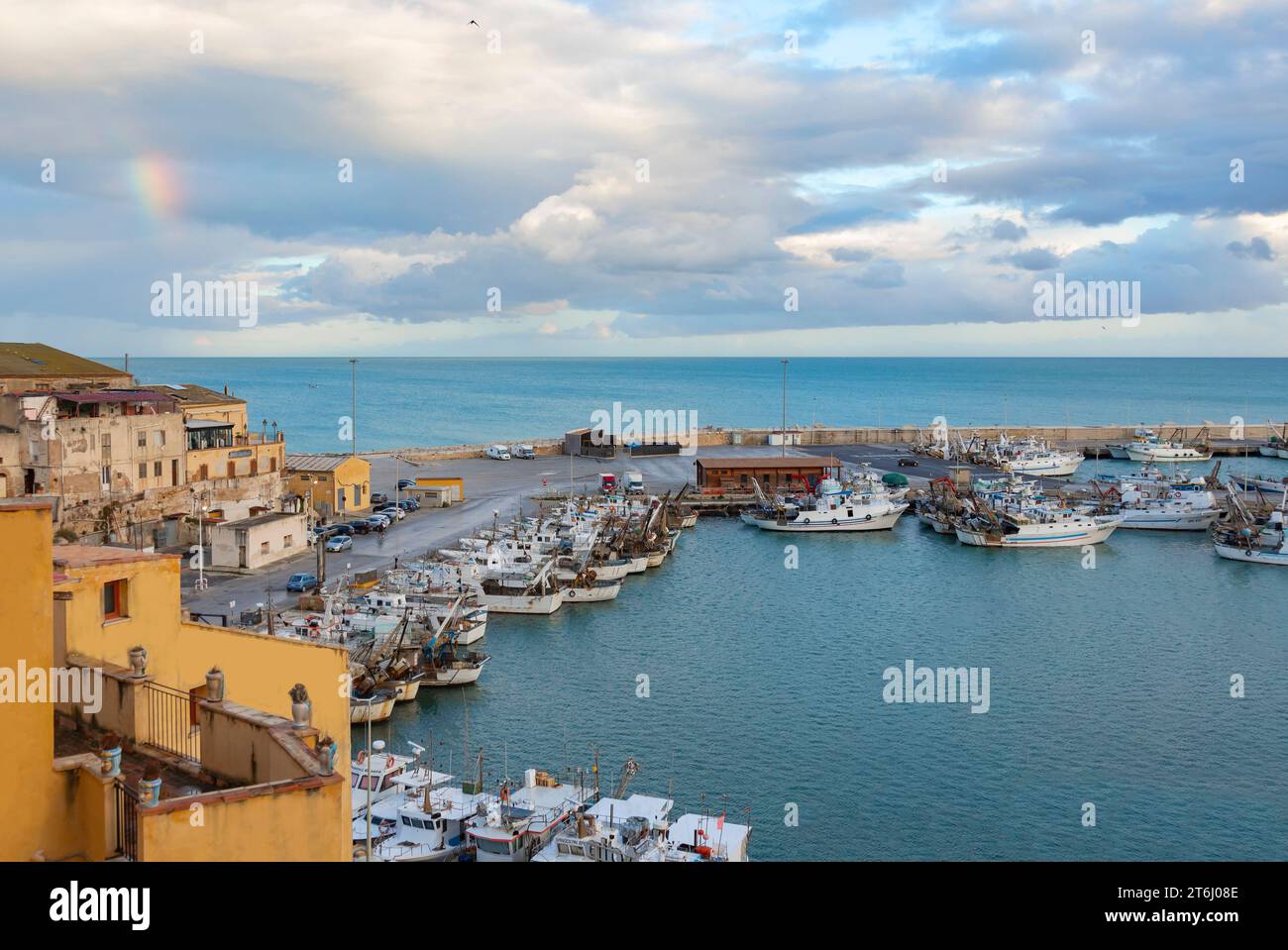 Vue sur le port de Sciacca, vue surélevée, Sciacca, quartier Agrigente, Sicile, Italie Banque D'Images