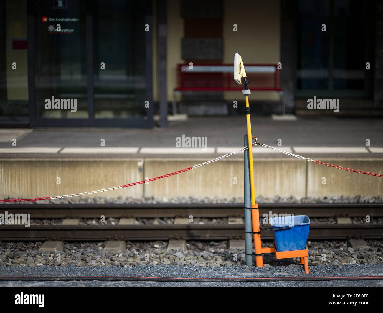 Seau et balai à la gare de Meiringen Banque D'Images