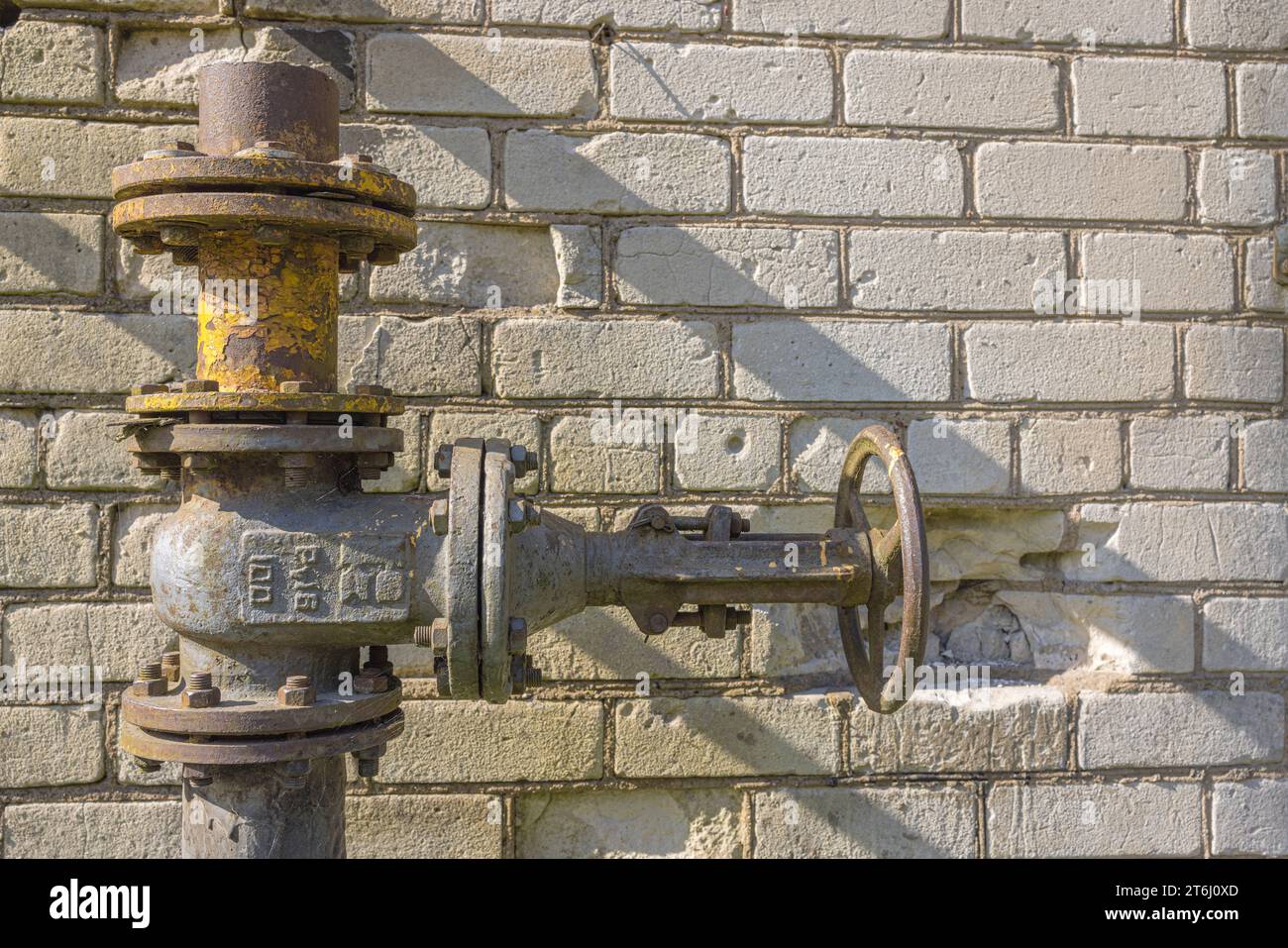 vannes de tuyaux métalliques industriels, vieilles vannes sur une conduite d'eau, fond industriel Banque D'Images
