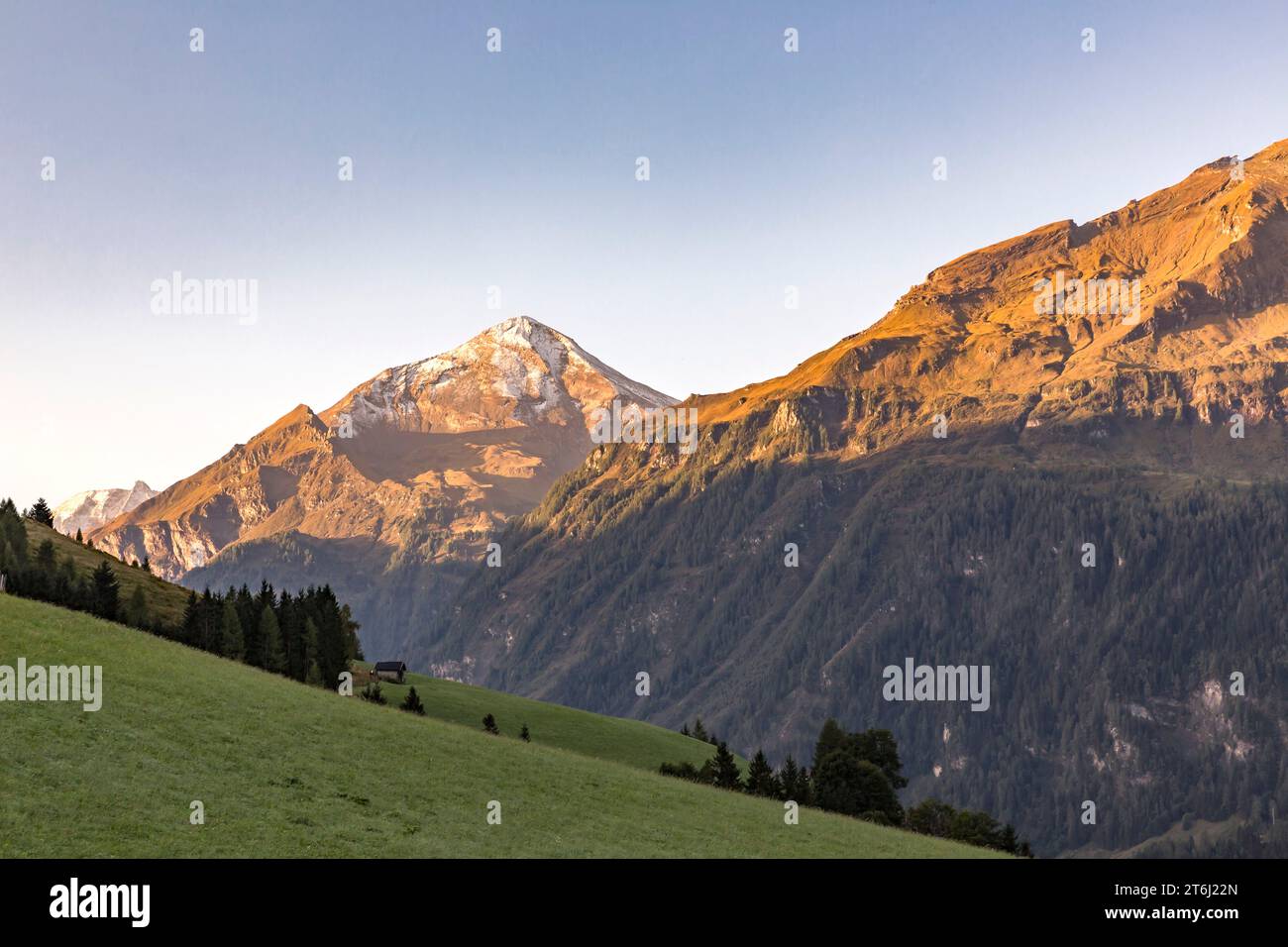 Lever du soleil, Fröstlberg dans la vallée de Rauris avec vue sur les montagnes, Ritterkopf, 3006 m, à l'arrière le Hoher Sonnblick, 3106 m, Rauris, Pinzgau, Salzburger Land, Autriche Banque D'Images